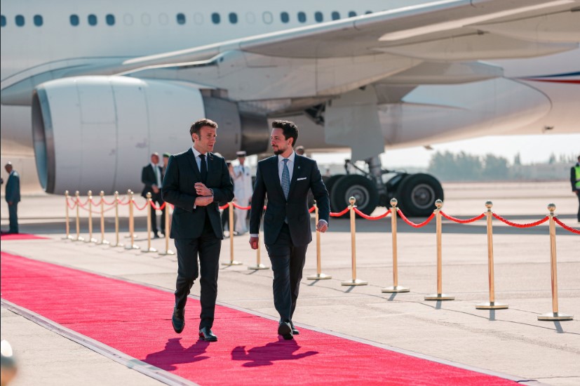 ولي العهد يستقبل الرئيس الفرنسي (صور)