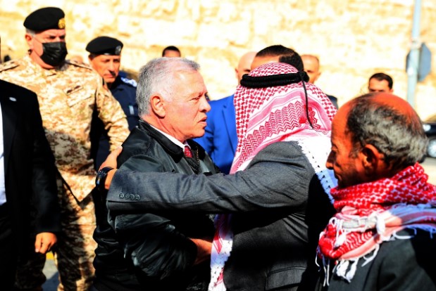 الملك يعزي بالشهيد النقيب غيث الرحاحلة