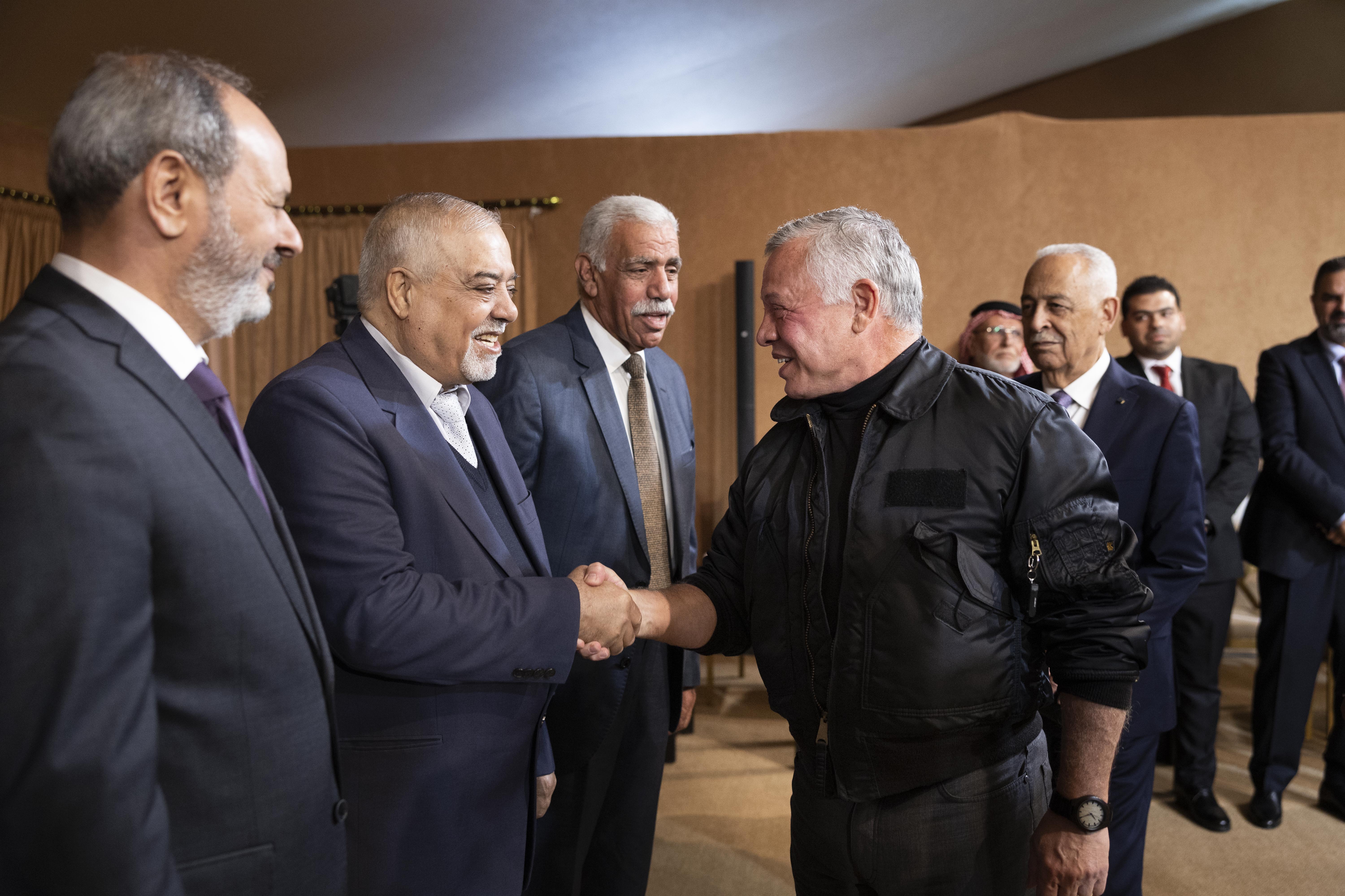 الملك يوجه الحكومة من العقبة إلى