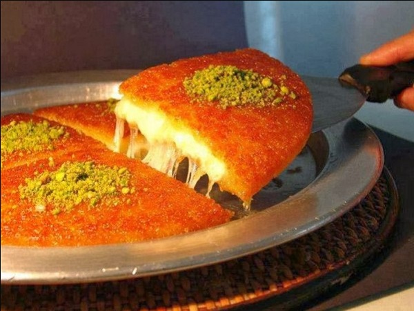 أردني يوزع الكنافة بالمحكمة الشرعية بعد