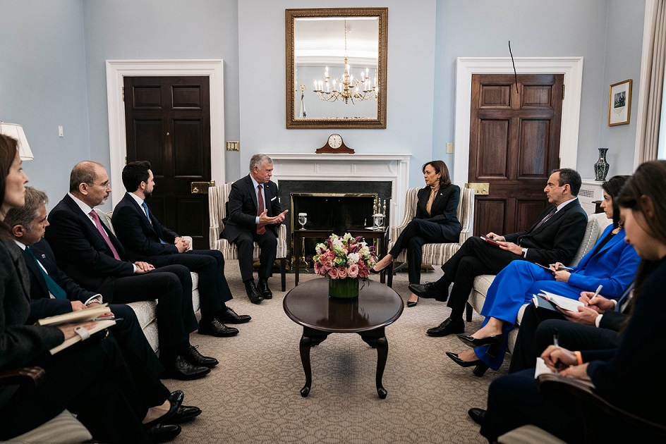 الملك يعقد لقاء مع نائبة الرئيس