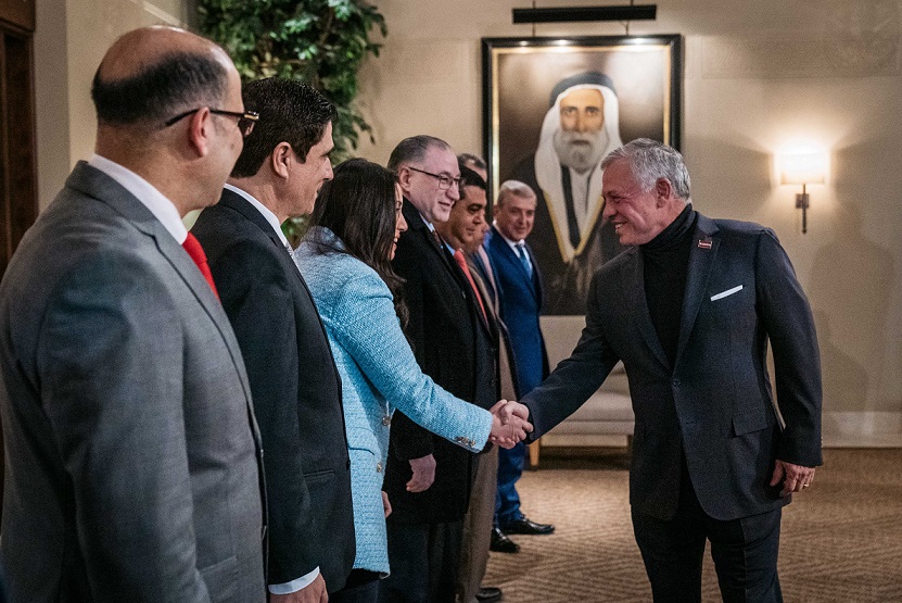 الملك عبدالله الثاني يلتقي اساتذة العلوم