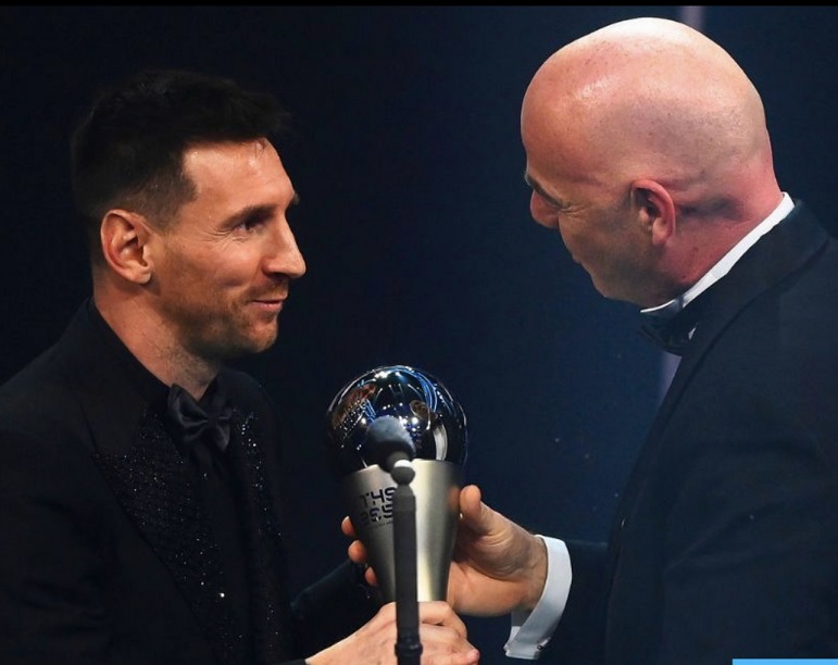 ليونيل ميسي يحصد جائزة الأفضل لعام