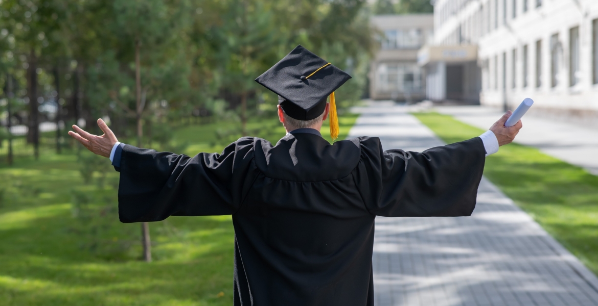 رجل عمره 78 عاما تخرج للتو