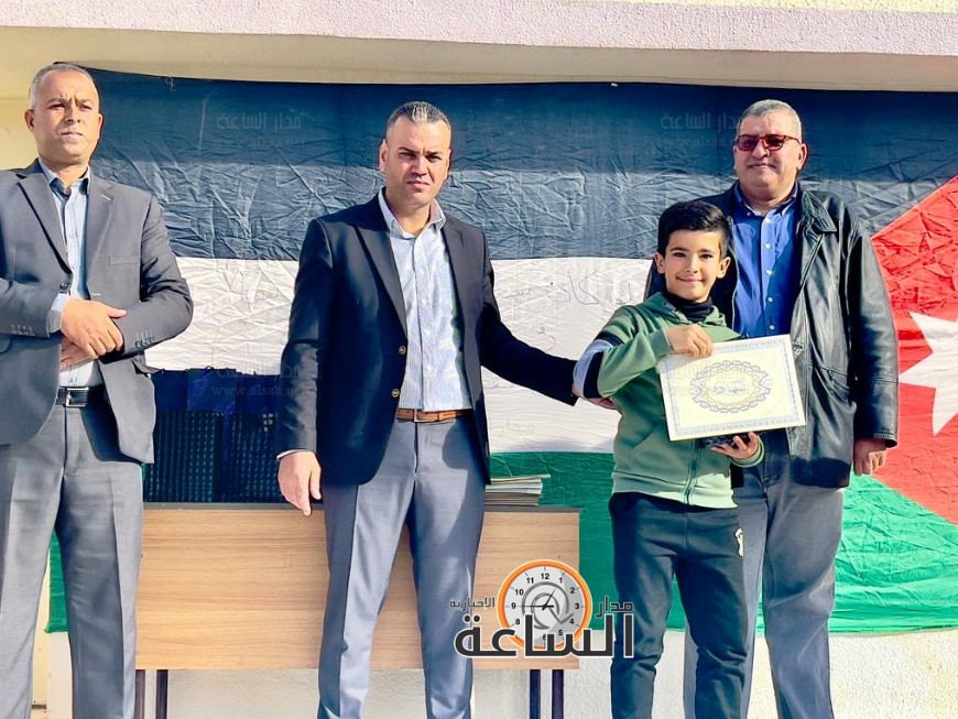 مدرسة العالوك للبنين تكرم طلبتها المتفوقين