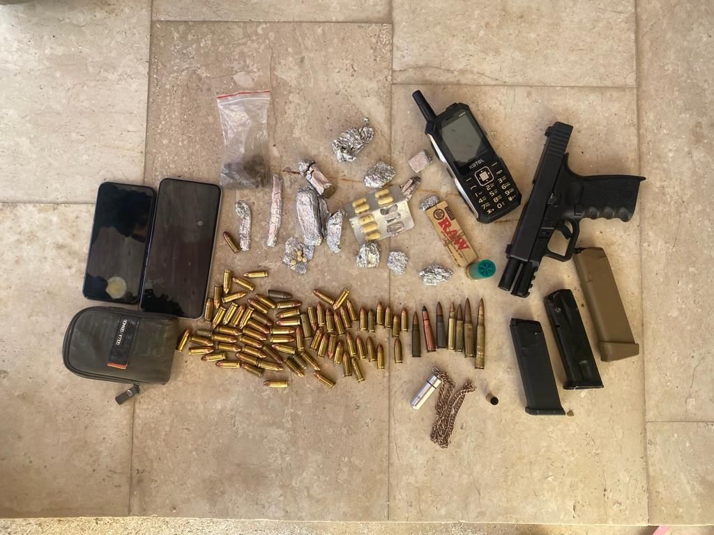 قوة أمنيّة تلقي القبض على مطلوب