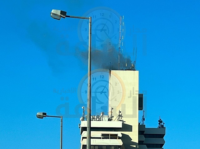 دخان يتصاعد من أعلى مجمع بنك