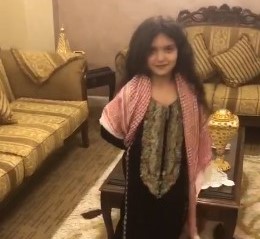 الطالبة سهاد الطيب تقدم فقرة غنائية