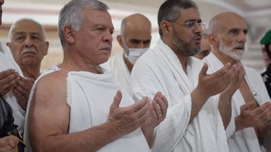 الملك يؤدي العمرة (فيديو)