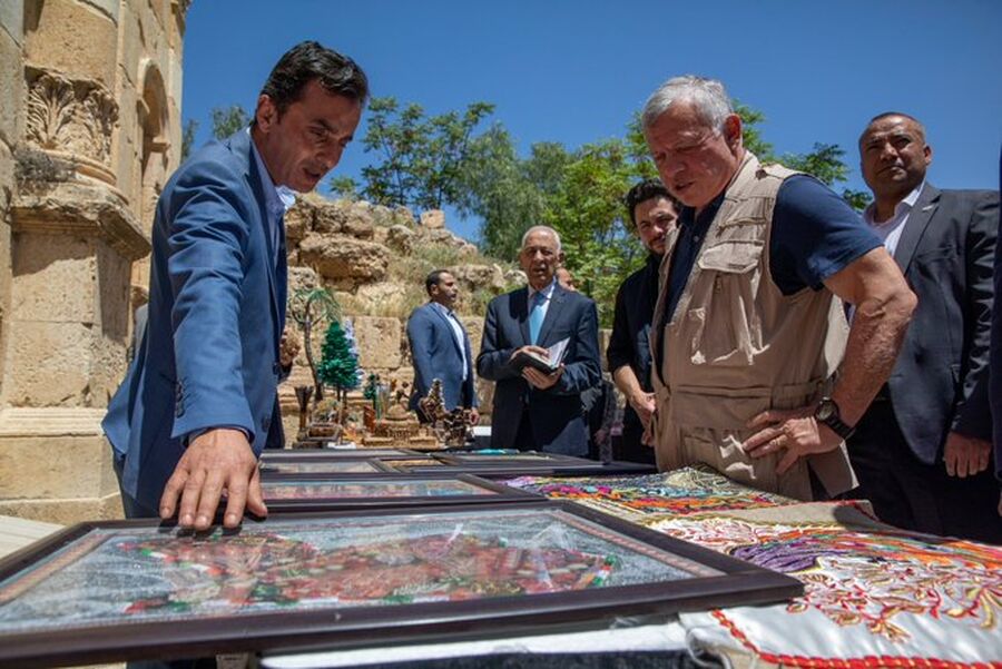 الملك يجول في مركز زوار جرش