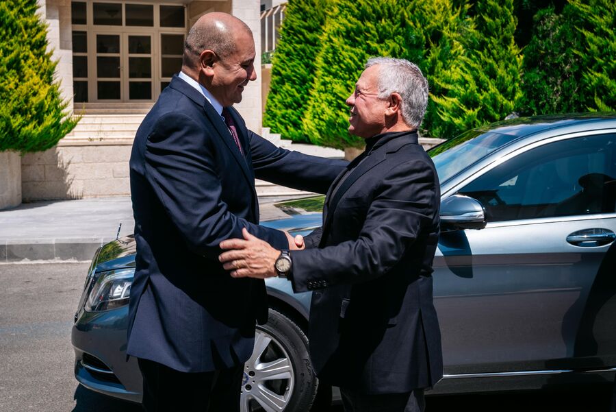 الملك في دارة عبدالمنعم العودات.. النواب