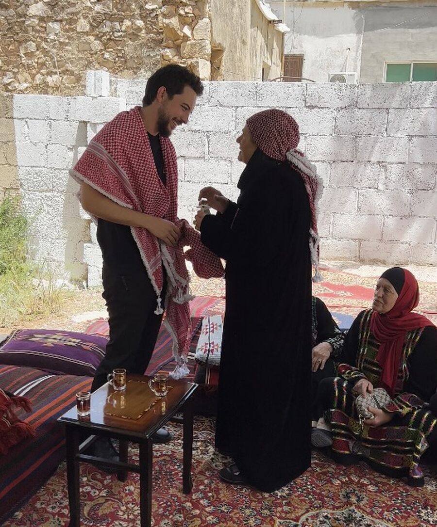 ولي العهد يلبي دعوة الحاجة أم