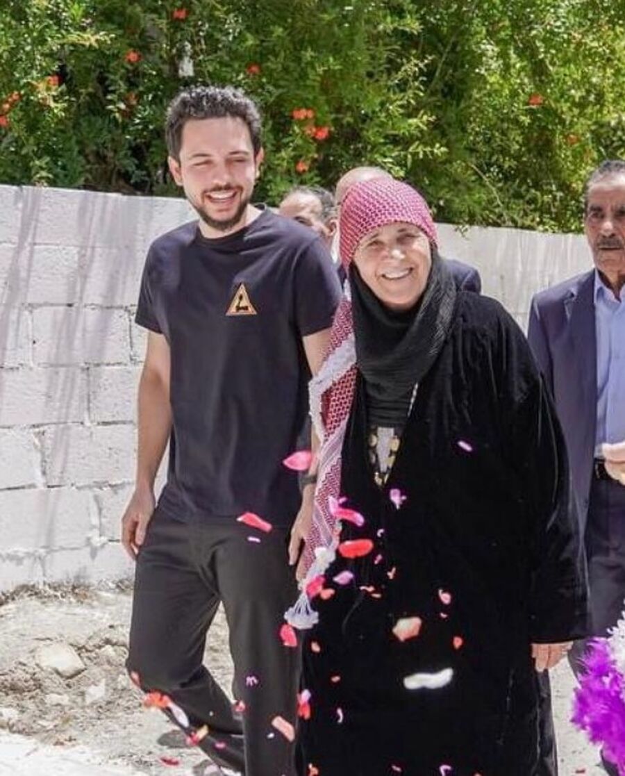 ولي العهد الأمير الحسين ارتدى تي