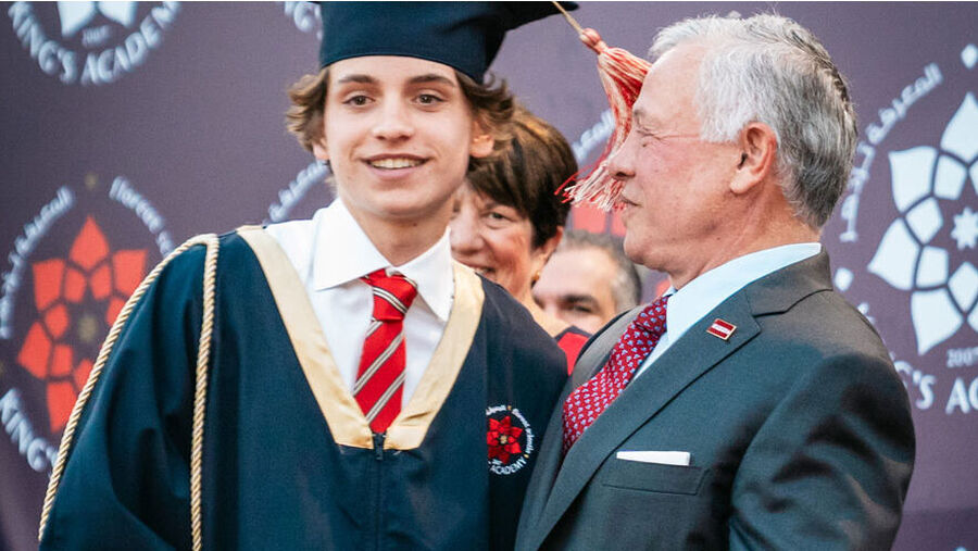 شاهد.. الأمير هاشم ينهي مرحلة الثانوية