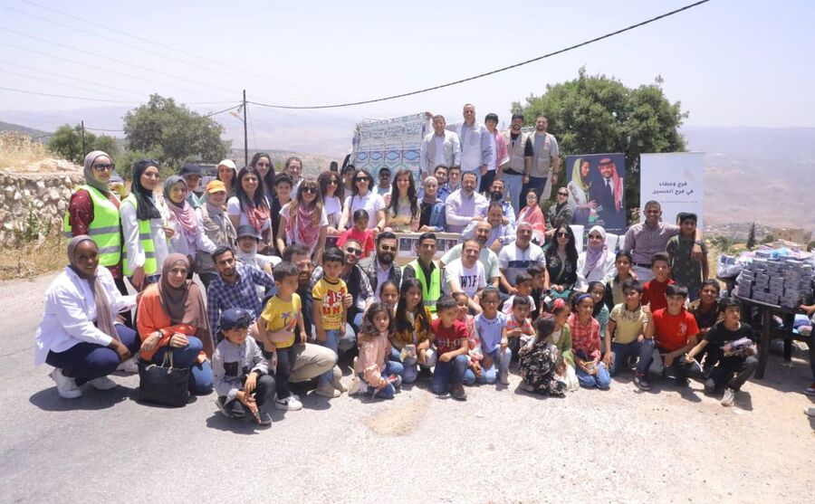 شباب أردنيون يحتفلون بفرح الحسين بالعطاء