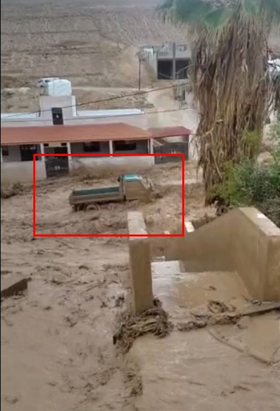 فيديو مرعب.. سيول قوية تجرف المركبات