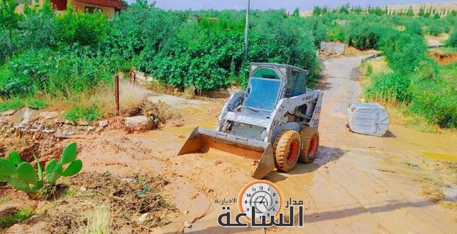 كوادر بلدية الهاشمية الجديدة تتفقد طرقا