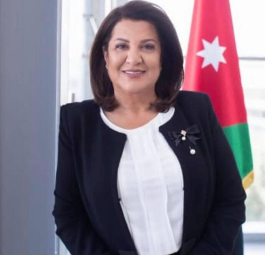 خولة العرموطي تهنئ الملك والملكة بزفاف