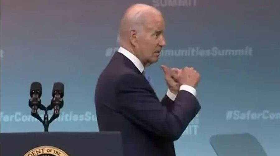 بايدن يمجد الملكة .. زلة جديدة