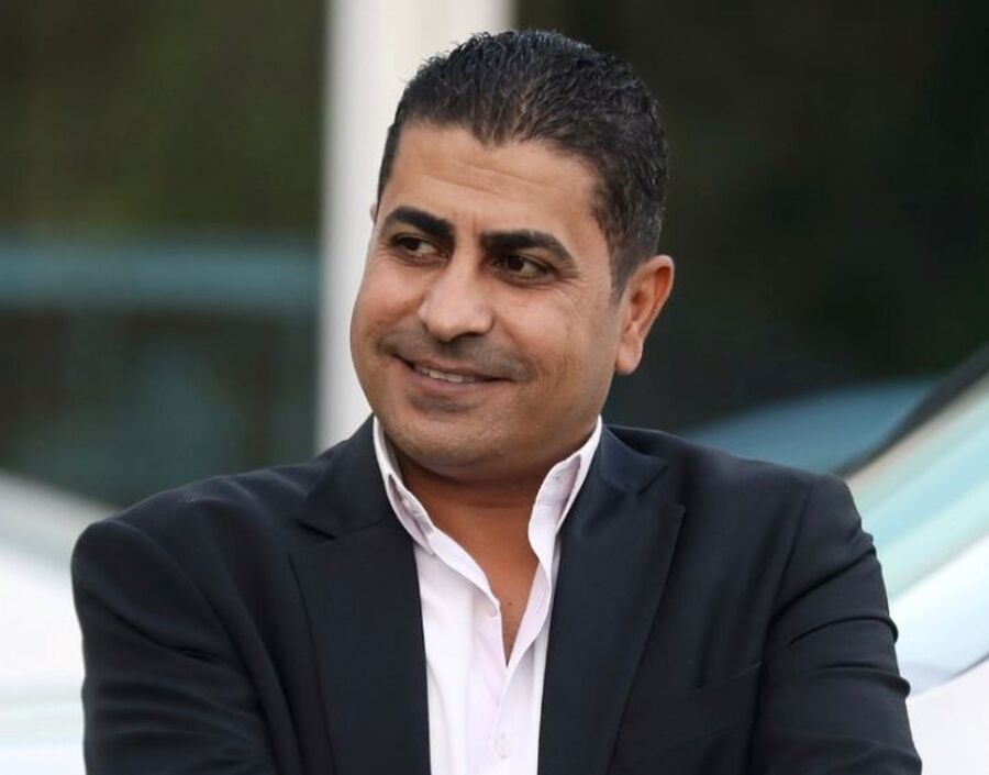 صحفي أردني يبحث في سلة المهملات