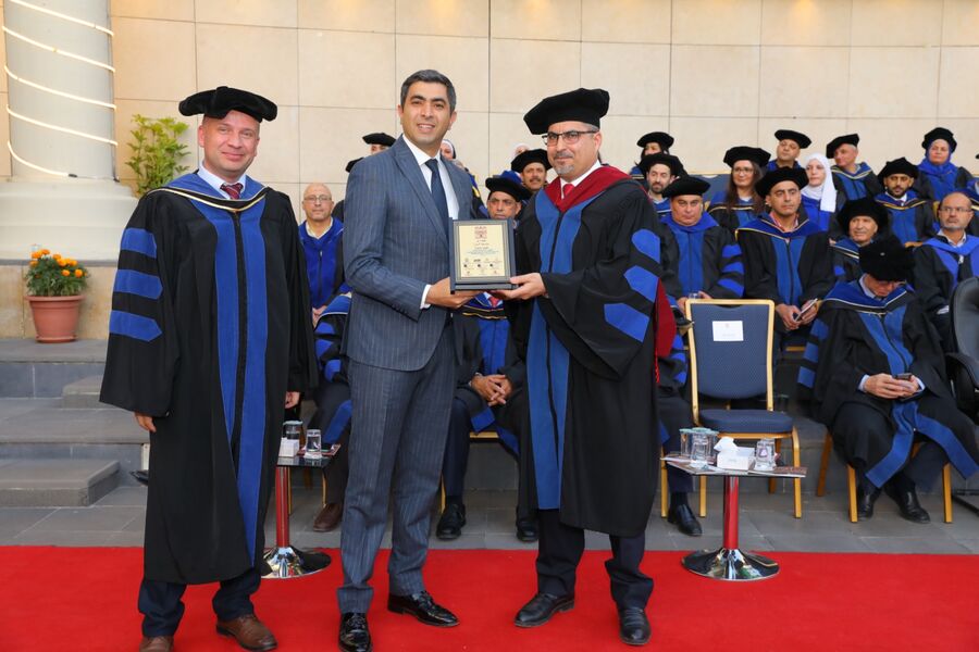 رئيس جامعة البترا في حفل تخريج