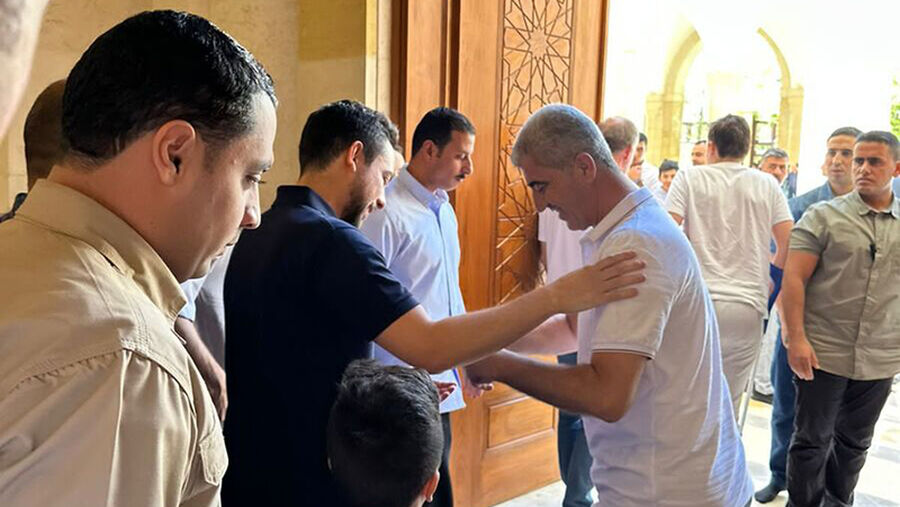 ولي العهد يؤدي صلاة الجمعة في