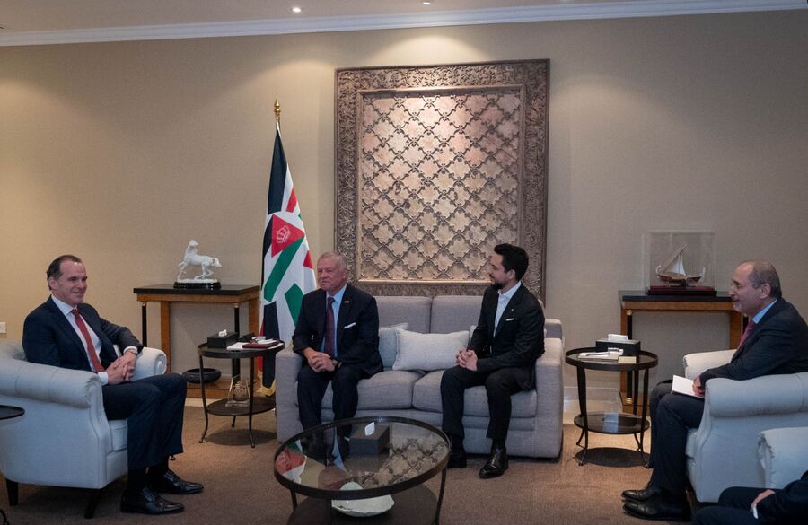 الملك يؤكد ضرورة تكثيف الجهود لتحقيق