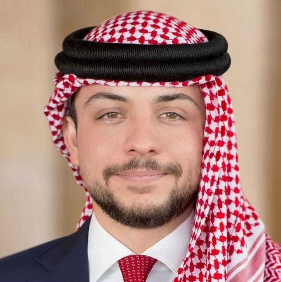 ولي العهد يطمئن على صحة طالب