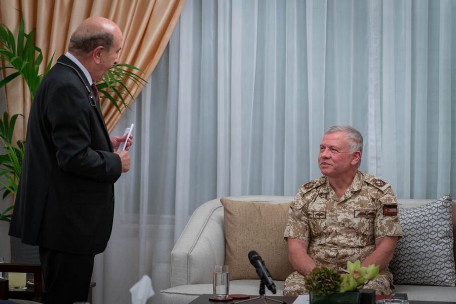 الملك يلتقي شخصيات في دارة الباشا