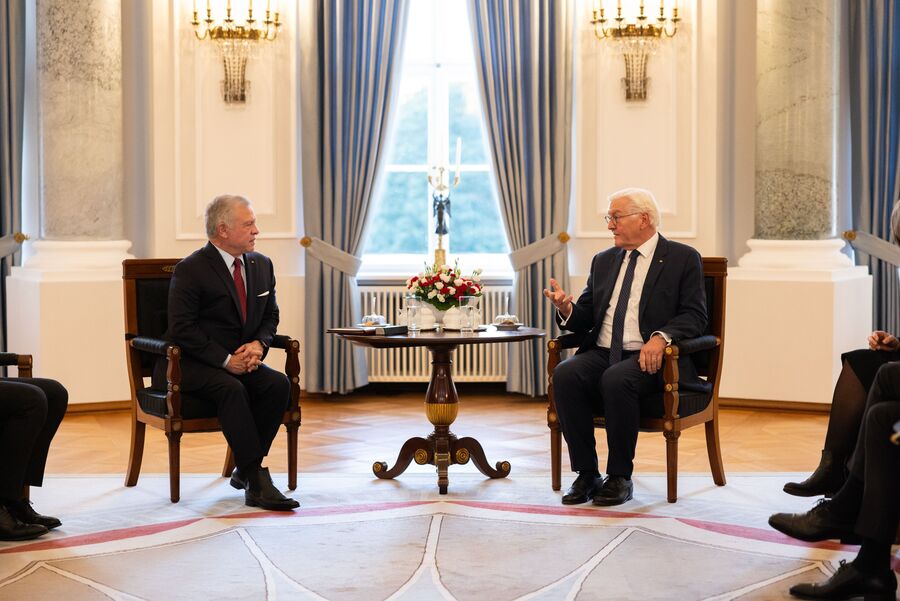 الملك يلتقي الرئيس الألماني ويحذر من