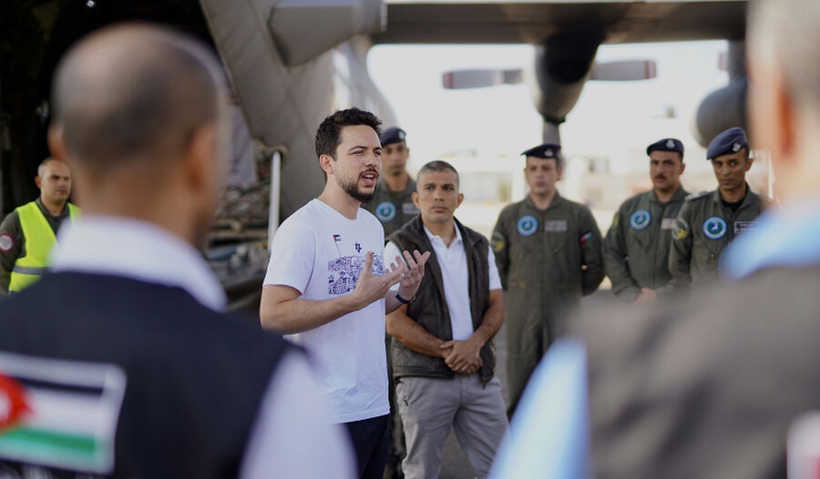 ولي العهد يشرف على تجهيز طائرة