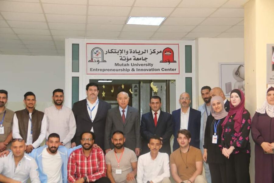 النعيمات يخرج المشاركين في البرنامج التدريبي