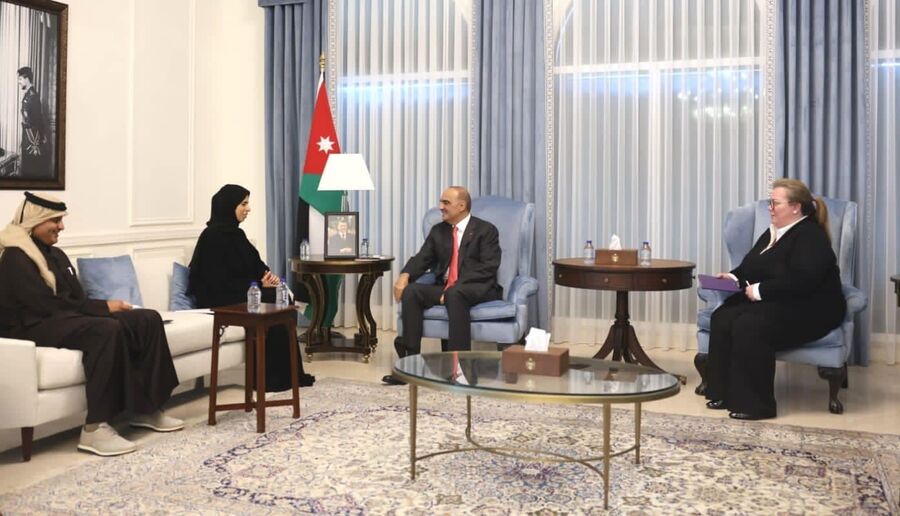 بشر الخصاونة والوزيرة لولوة الخاطر.. العلاقات