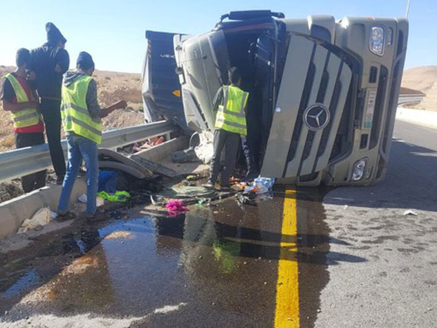 الأشغال تتعامل مع انقلاب شاحنة على