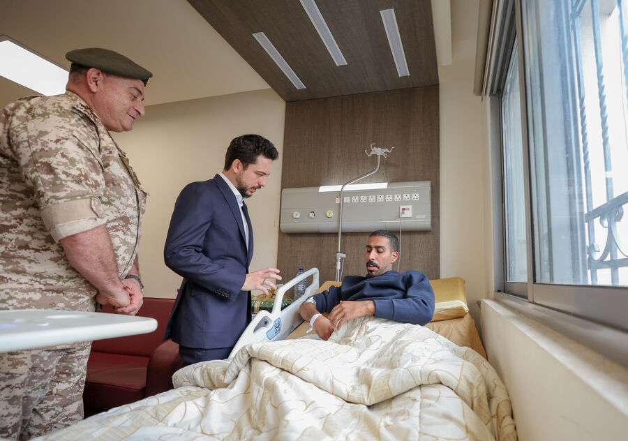 ولي العهد يزور مصابي المستشفى الميداني