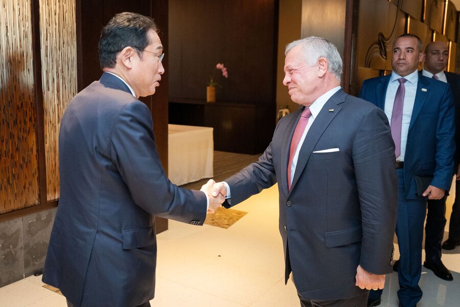 الملك يلتقي رئيس الوزراء الياباني ويبحثان