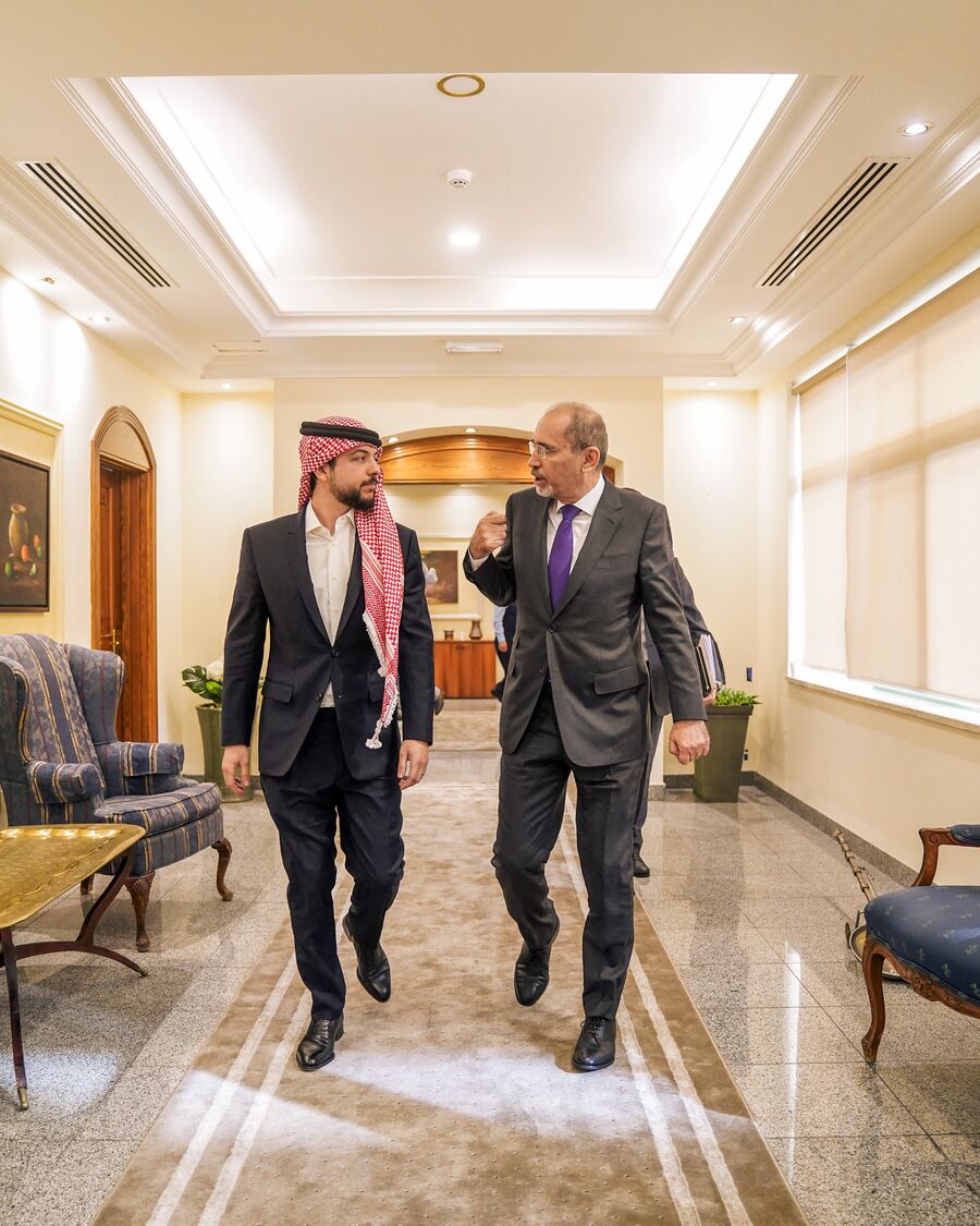 ولي العهد يزور وزارة الخارجية ويشيد