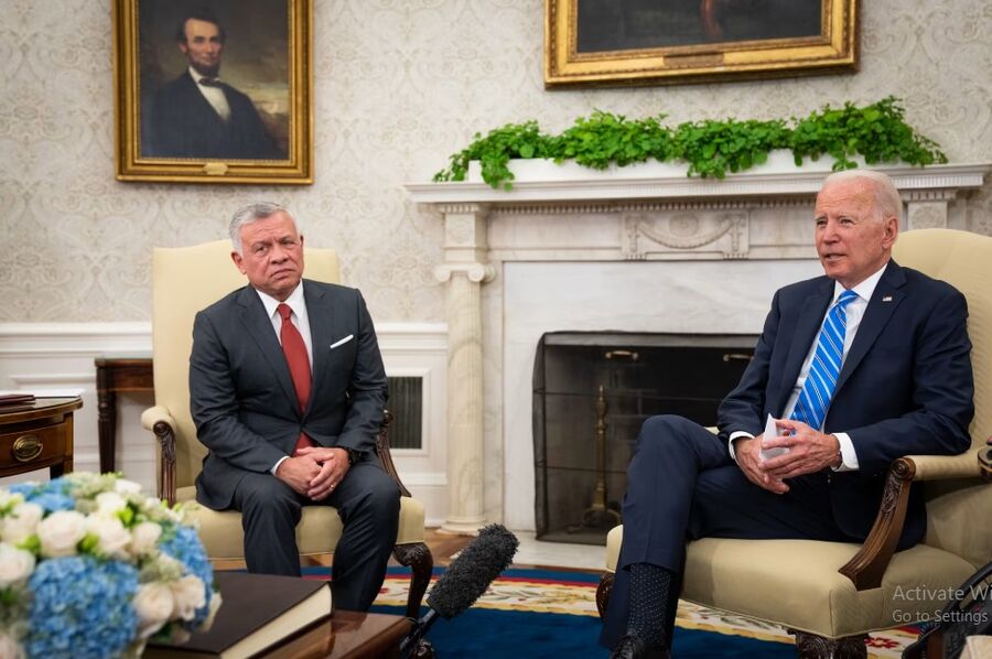 الملك يتلقى اتصالا من بايدن ويدعو