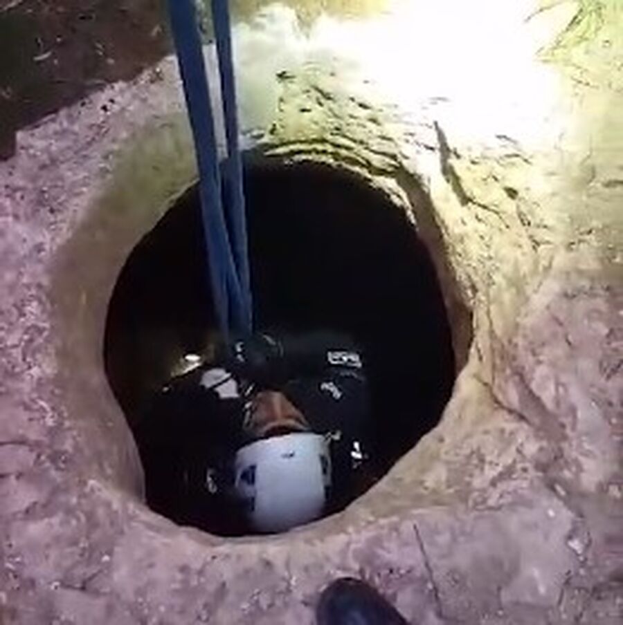 بعمق 10 أمتار.. داخل بئر ماء