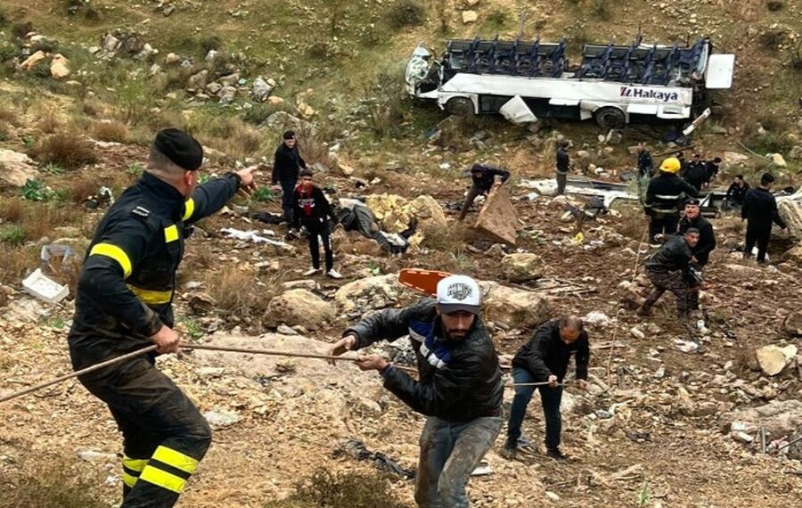 5 وفيات و35 إصابة بتدهور حافلة