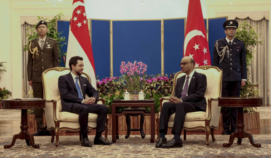 ولي العهد يلتقي الرئيس السنغافوري ويؤكد