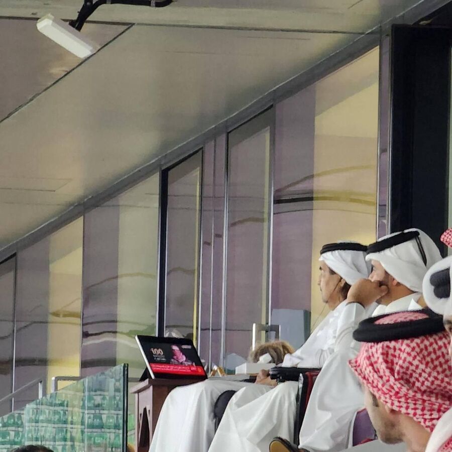 أمير قطر السابق يتابع خطاب أبو