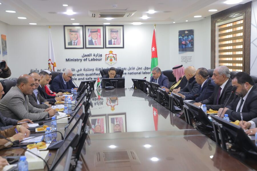 لجنة العمل النيابية تزور وزارة العمل