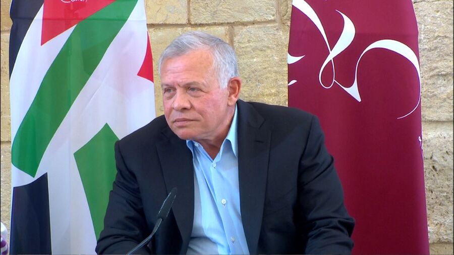 الملك ينعم بميدالية اليوبيل الفضي على