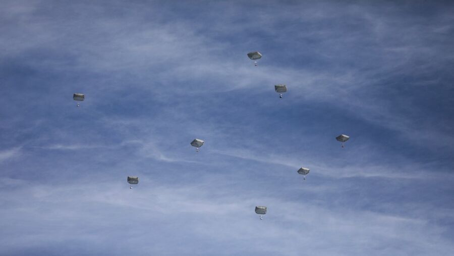 واشنطن تنفذ أول عملية إسقاط جوي