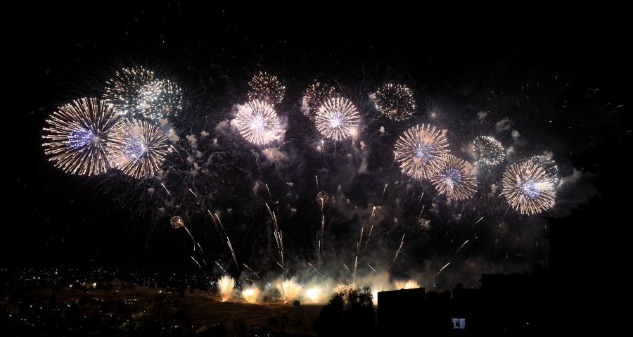 الألعاب النارية تزين سماء عمان احتفالا