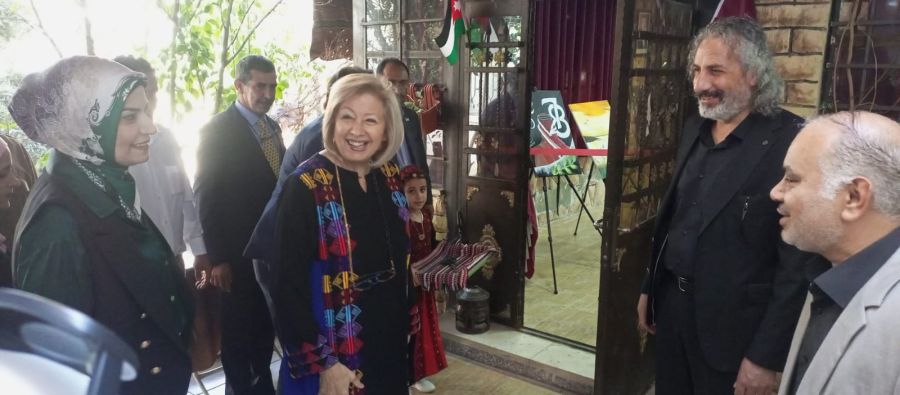 النجار تفتتح معرضا للصناعات اليدوية في