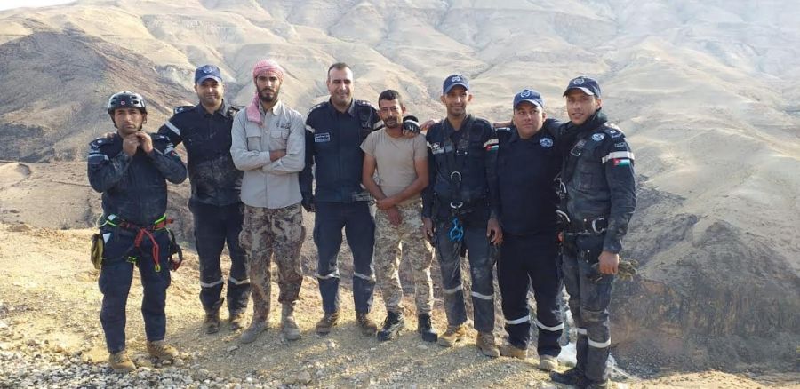 الدفاع المدني ينقذ شخصين ضّلا طريقهما