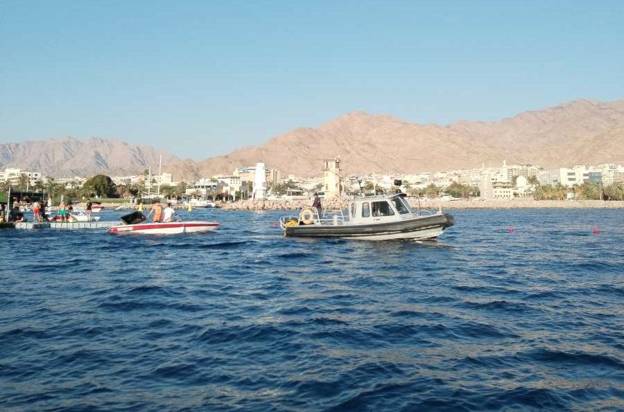 القوة البحرية والزوارق الملكية تنقذ مركبا