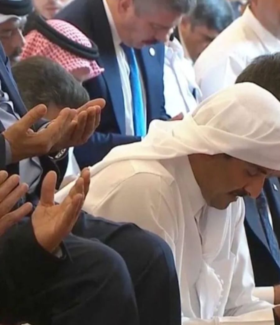 هذه الصورة لأمير قطر الشيخ تميم..